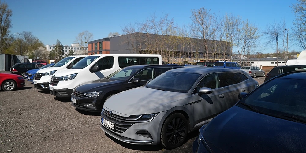 Samochody osobowe gotowe do wydania na parkingu CarsProject