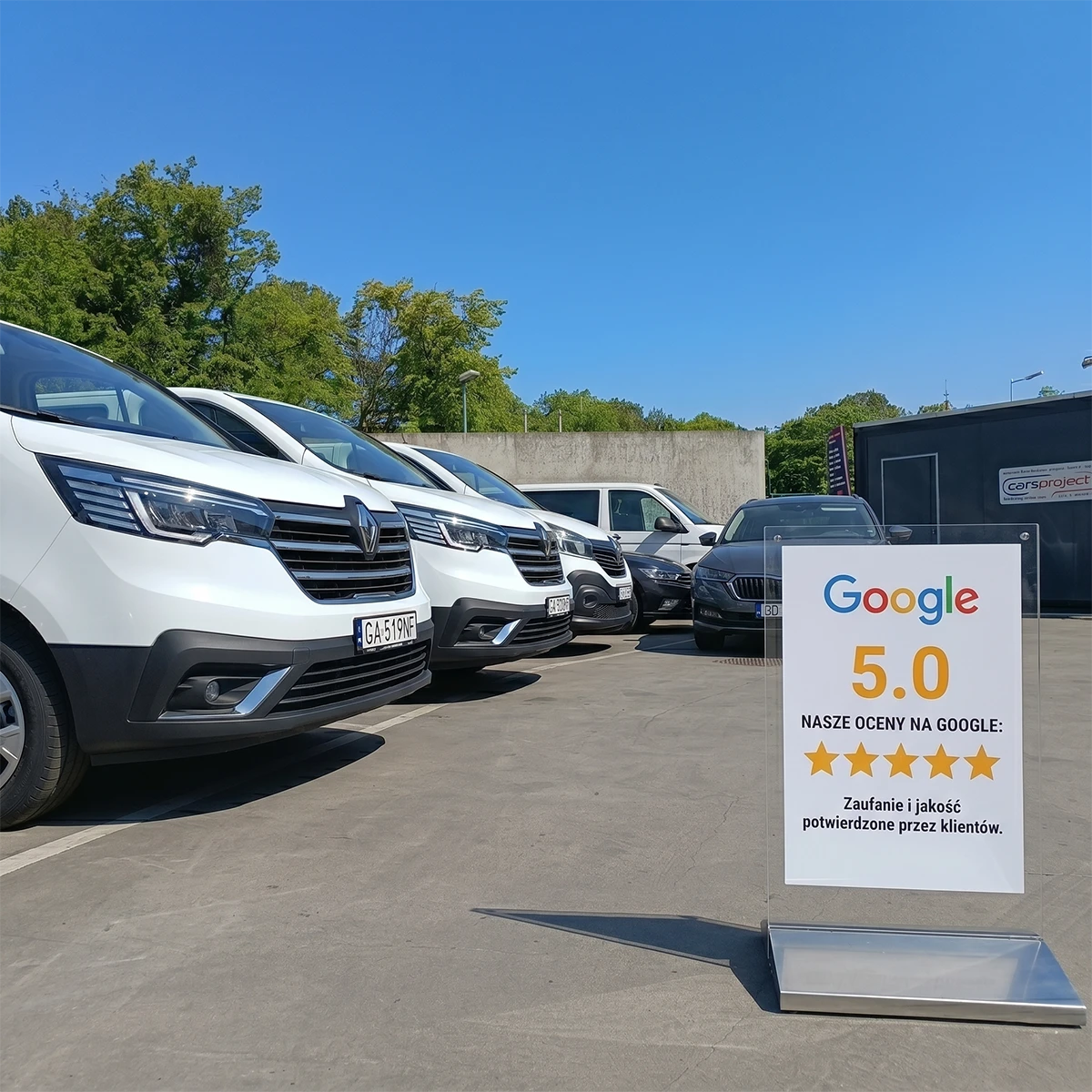 Parking CarsProject w Gdyni z tabliczką oceny 5,0 w Google