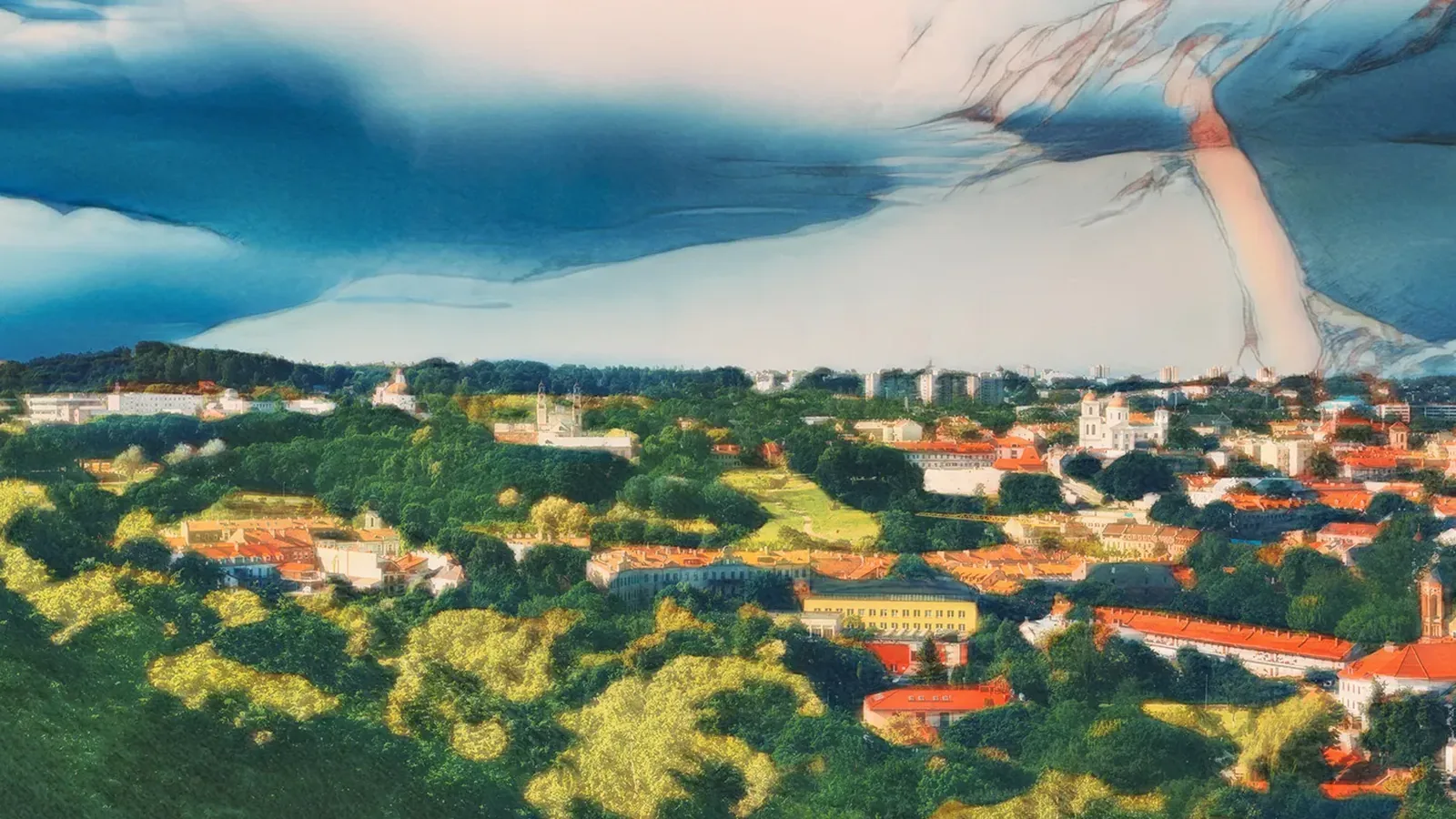 Widok z góry na zielone wzgórza i czerwone dachy starego miasta z wieżami kościołów, nad nimi ciemne chmury