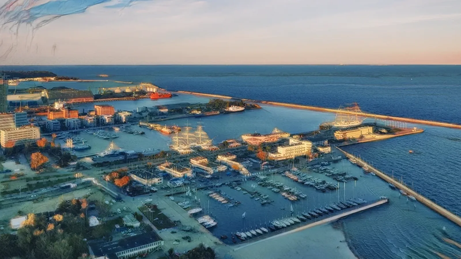 Port i marina w Gdyni z lotu ptaka o zachodzie słońca, przy nabrzeżu żaglowce, za falochronem otwarte morze, grafika w stylu obrazu