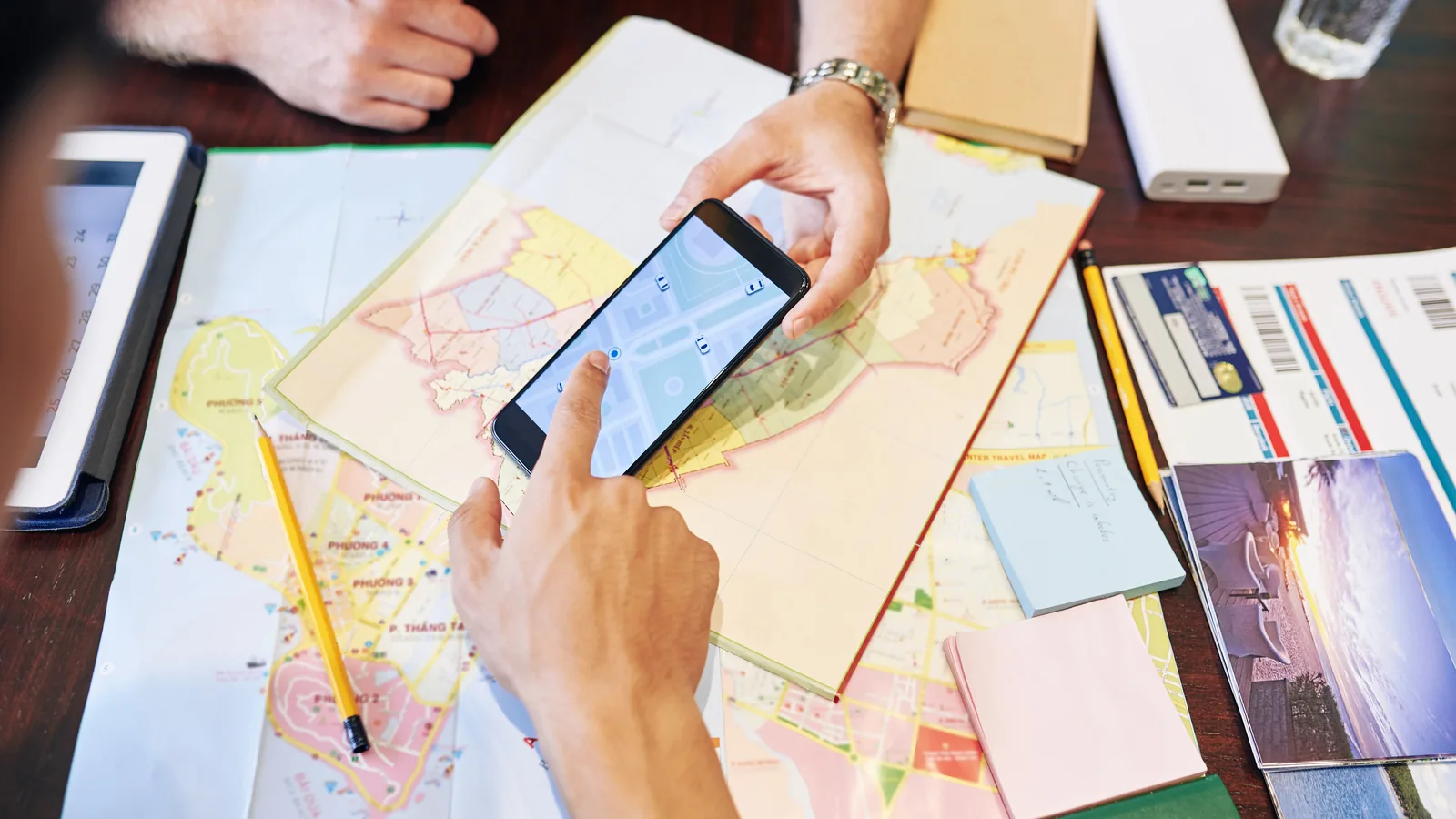 Planowanie wyjazdu z telefonem i mapą